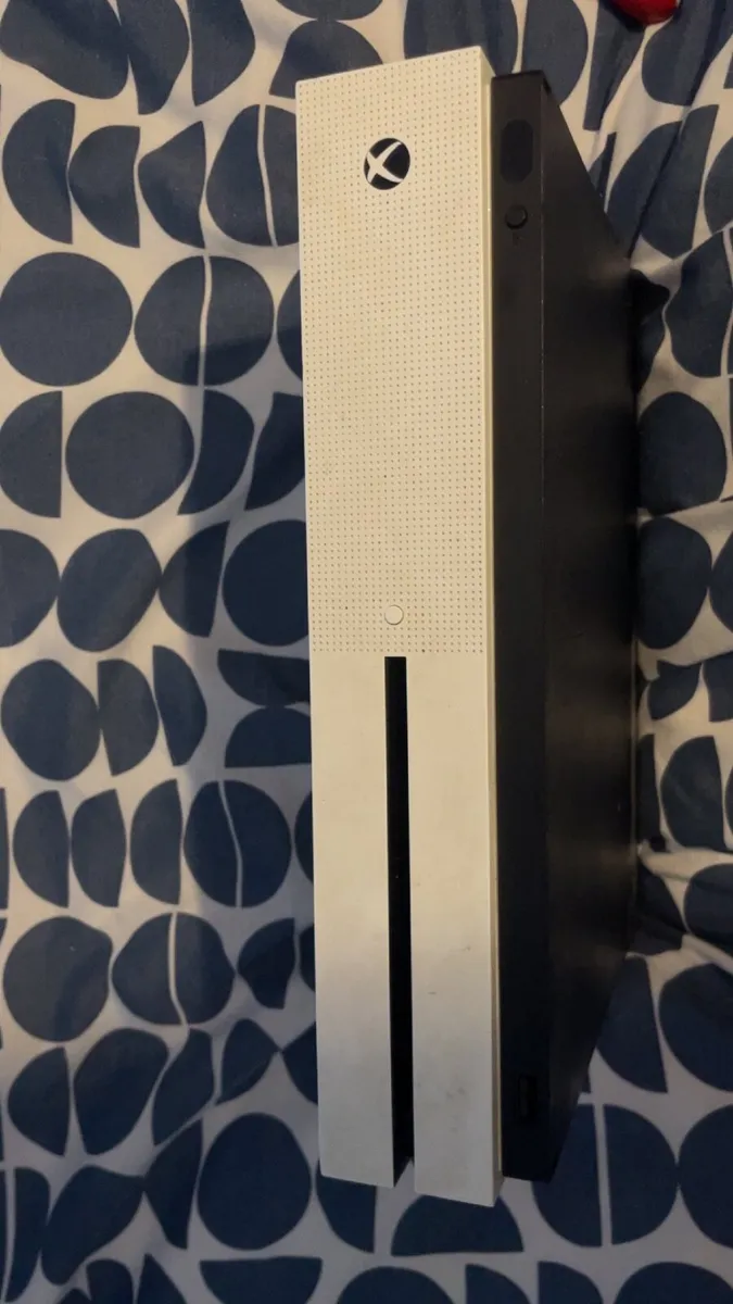 Xbox one S and red controller - Image 2