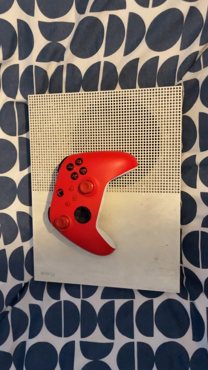 Xbox one S and red controller - Image 1