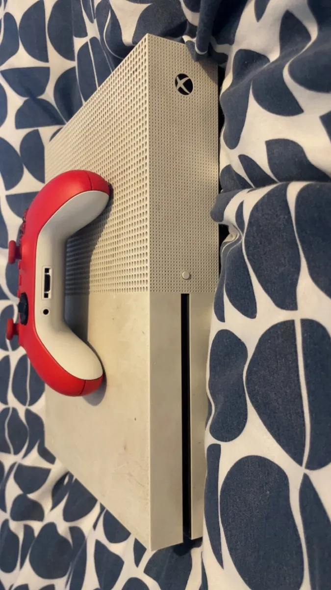 Xbox one S and red controller - Image 3