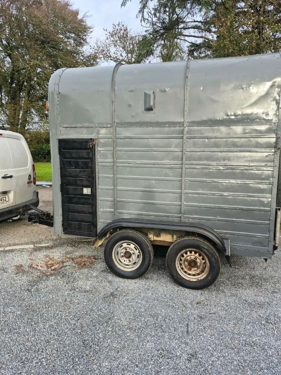 Horse box - Image 1