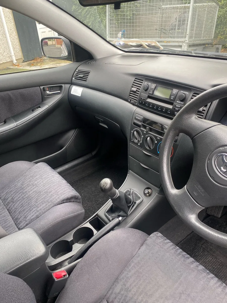 Toyota Corolla 2002 - Image 2