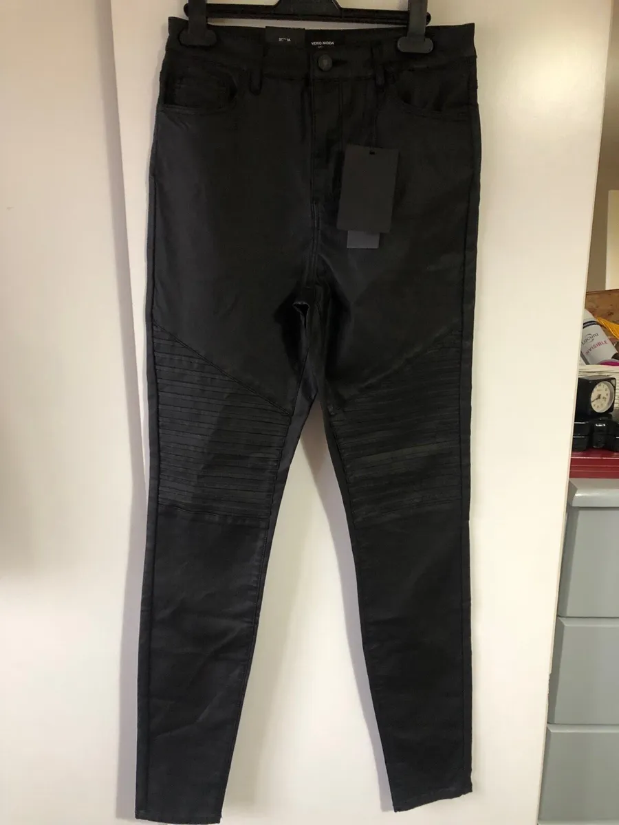 Ladies  BNWT leather like trousers size M €20 - Image 1