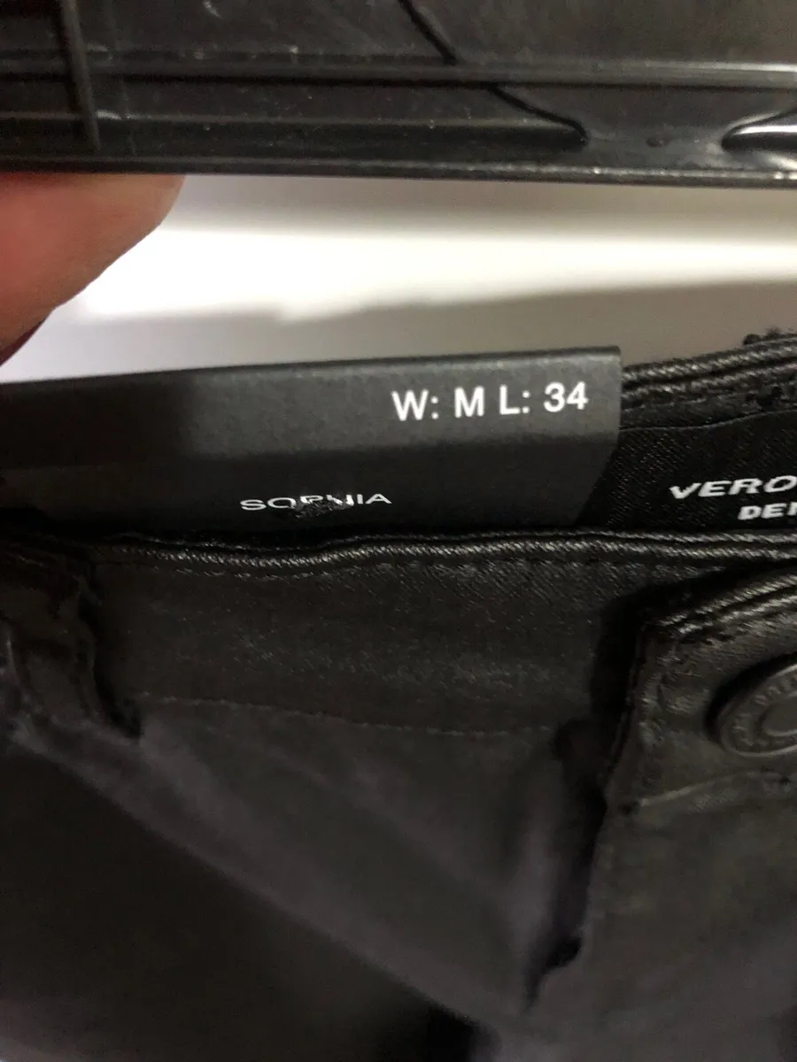 Ladies  BNWT leather like trousers size M €20 - Image 3