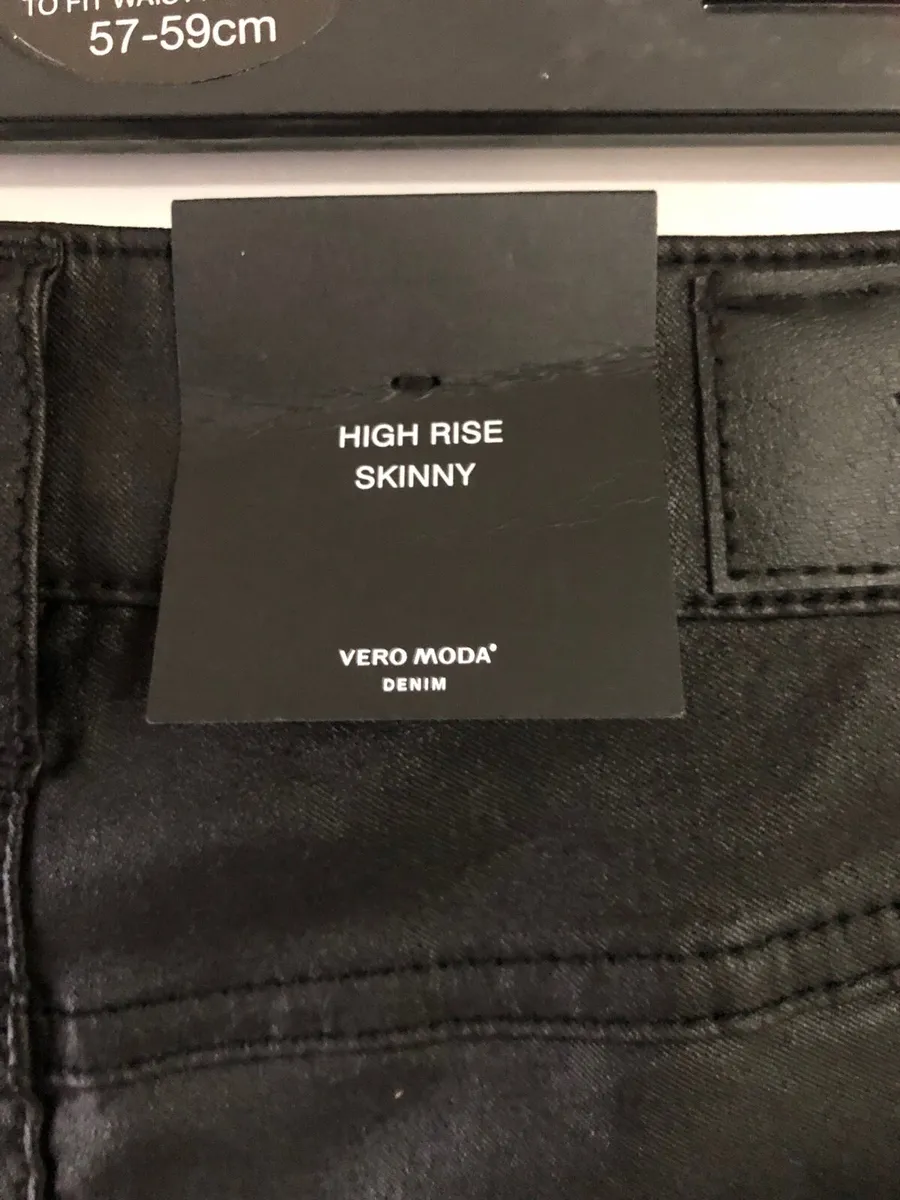Ladies  BNWT leather like trousers size M €20 - Image 4