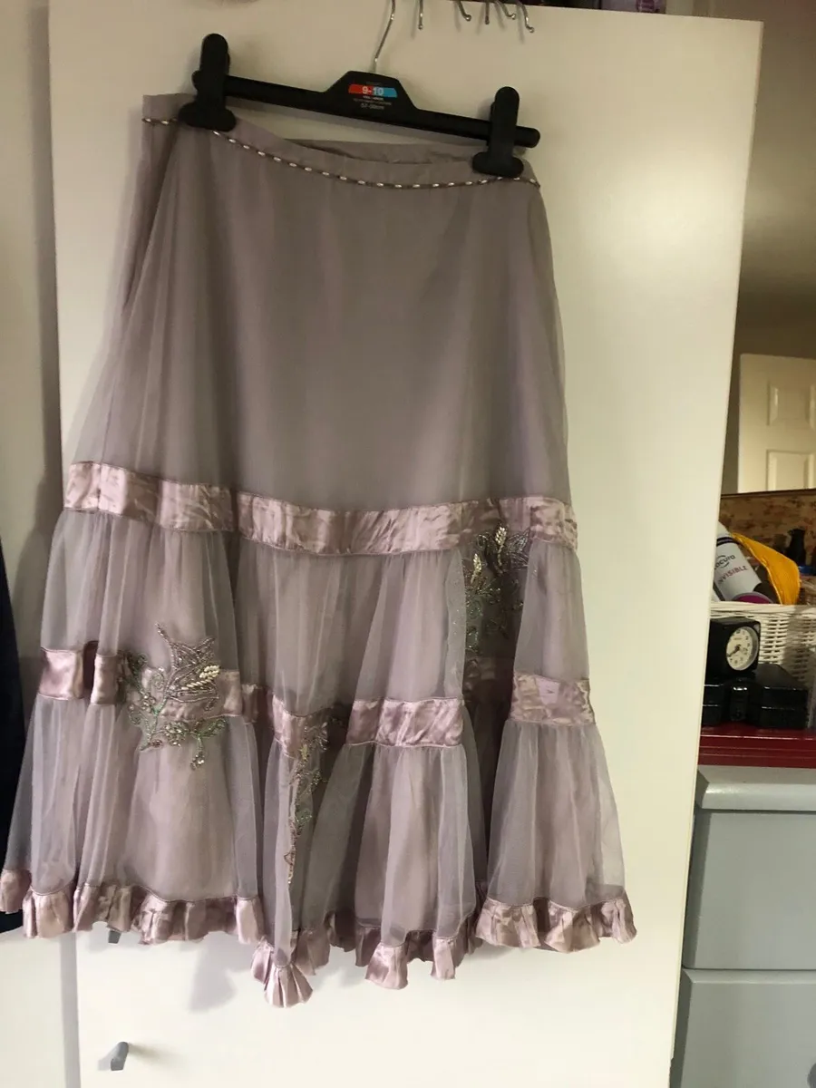 Ladies  stunning skirt size 10 €15 - Image 1