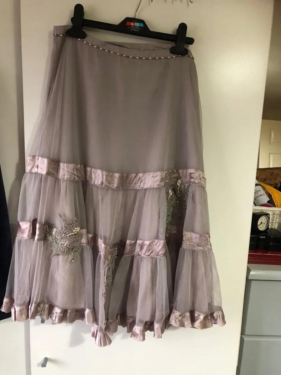 Ladies  stunning skirt size 10 €15 - Image 2
