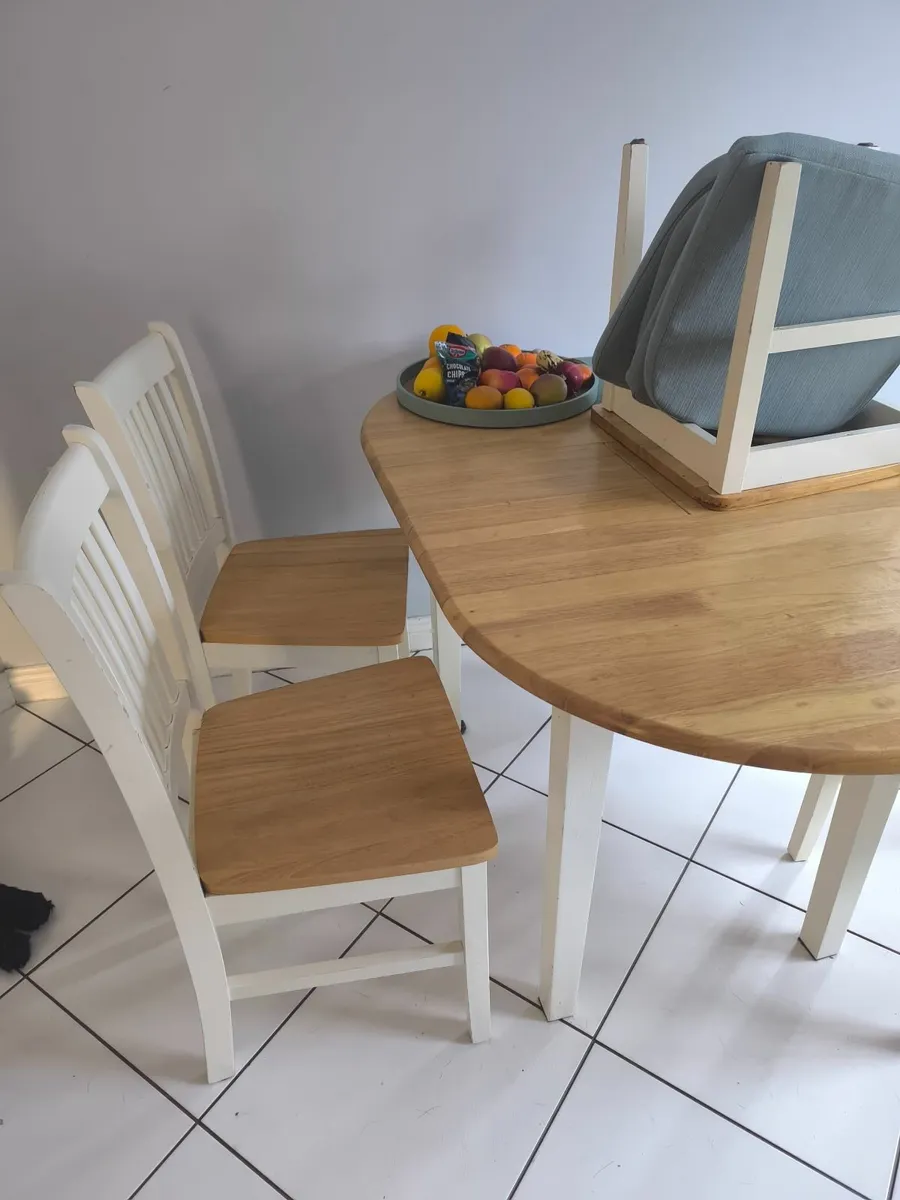 Table and chairs - Image 4