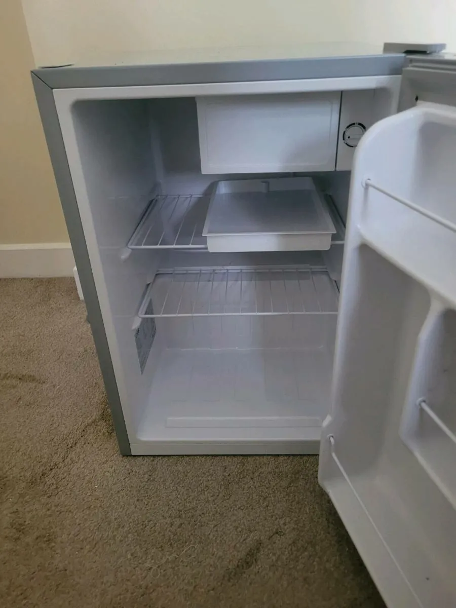 Logik Mini Fridge - Image 3