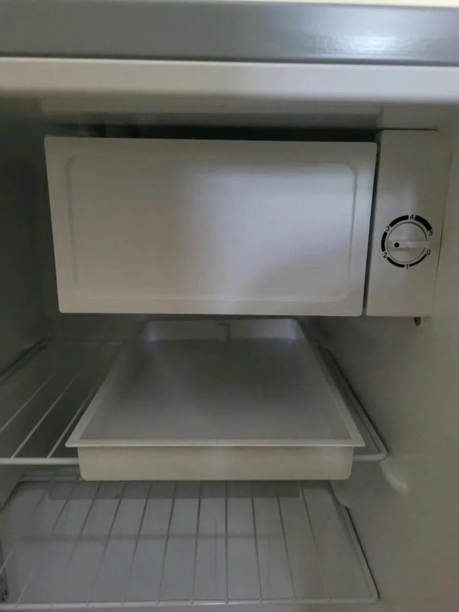 Logik Mini Fridge - Image 4