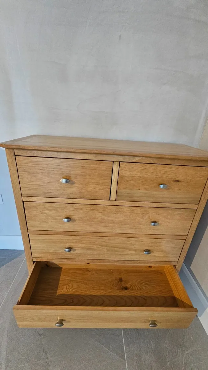 Chest of 5 drawers solid oak. - Image 1