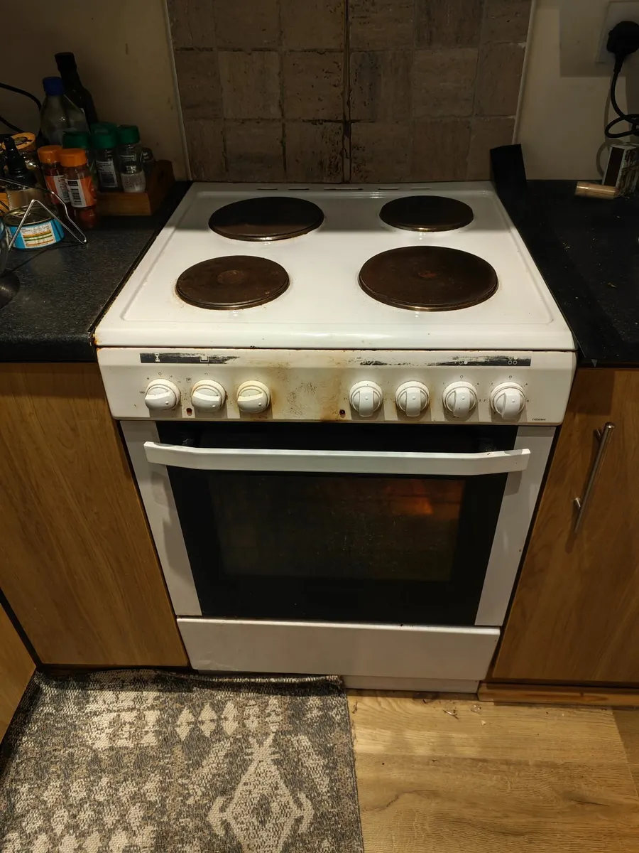 Free Electric Cooker 60cm - 4 hobs and Oven/Grill - Image 1