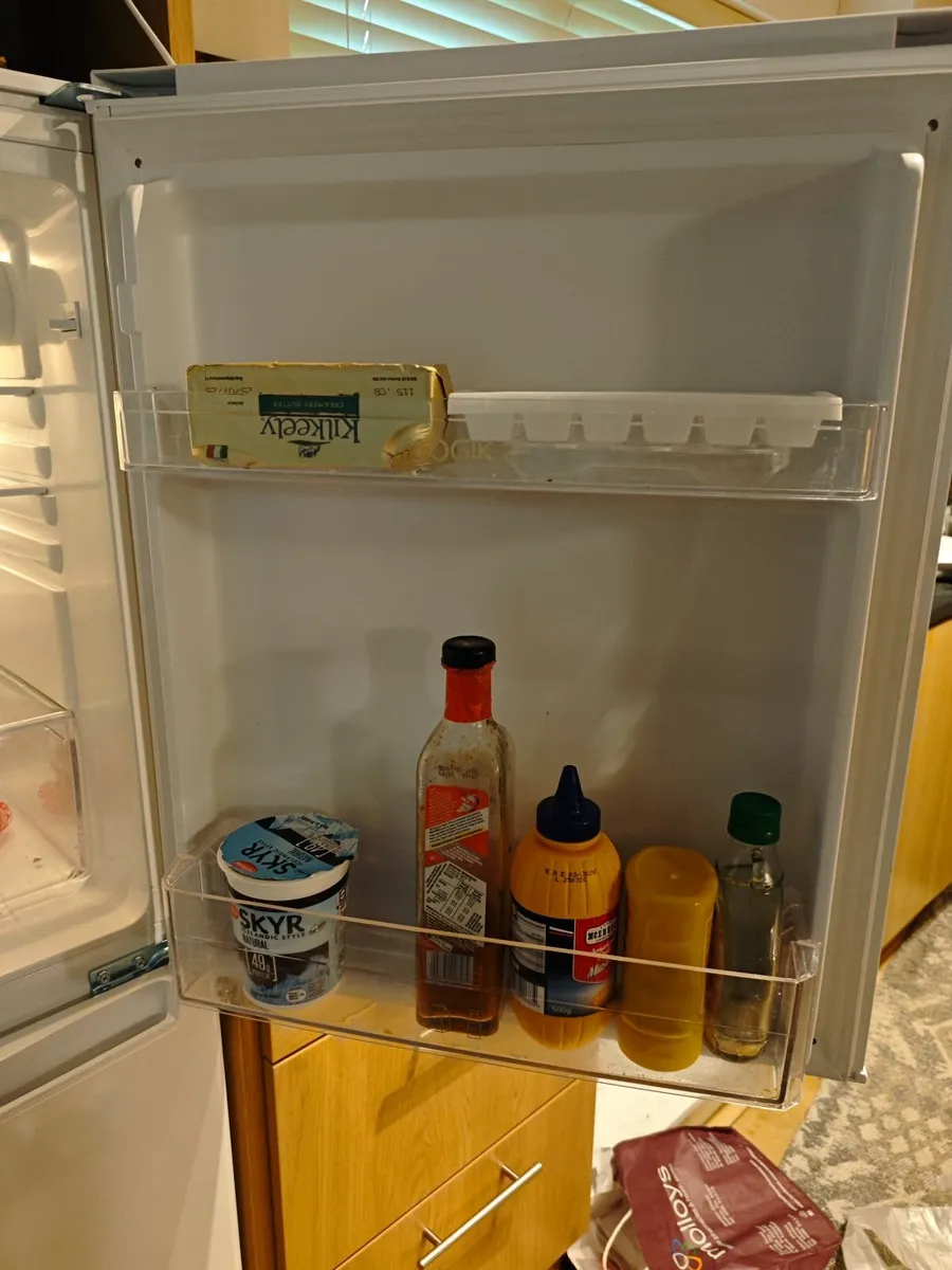 1 yr LOGIK LE55CW23 50/50 Fridge Freezer - Image 2