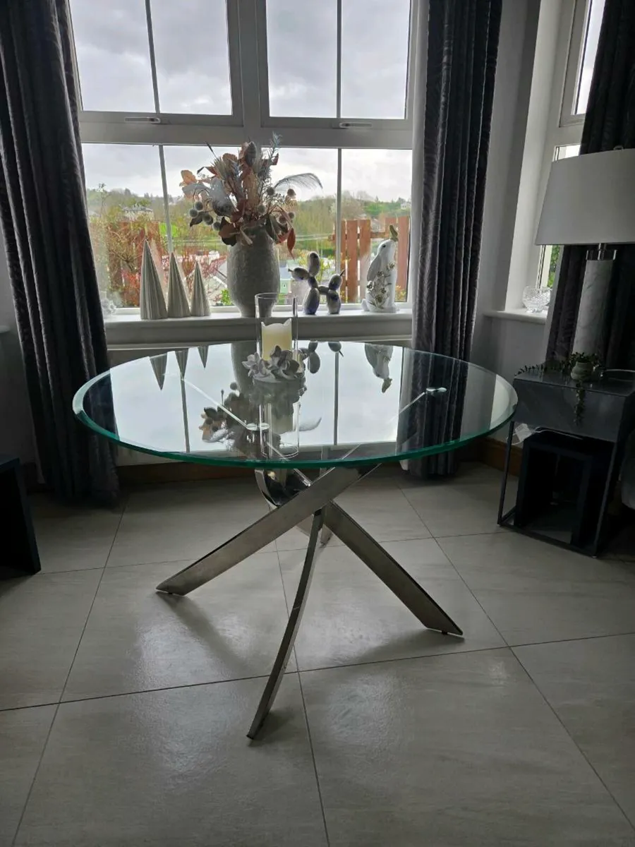 Glass Dining Table.  110cm Diameter.  Excellent Co - Image 1