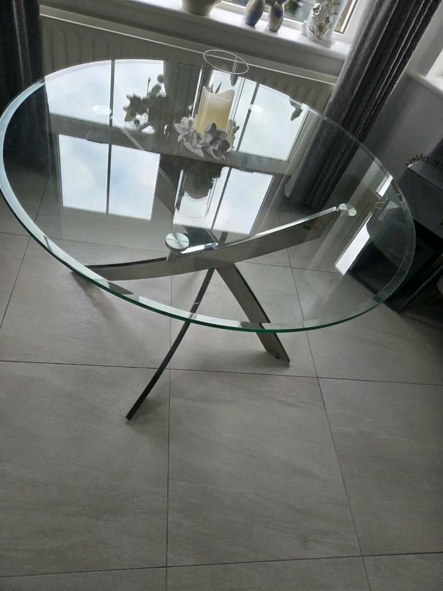 Glass Dining Table.  110cm Diameter.  Excellent Co - Image 3
