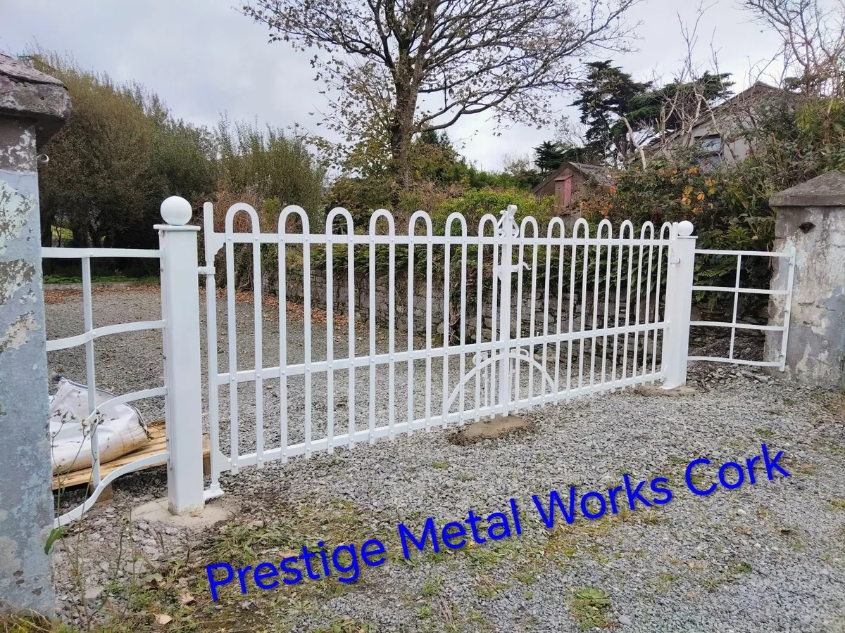 Traditional riveted gates - Image 1