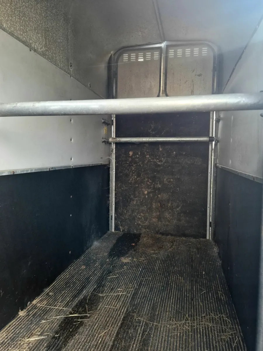 HB401 Ifor Williams Single Horsebox - Image 3