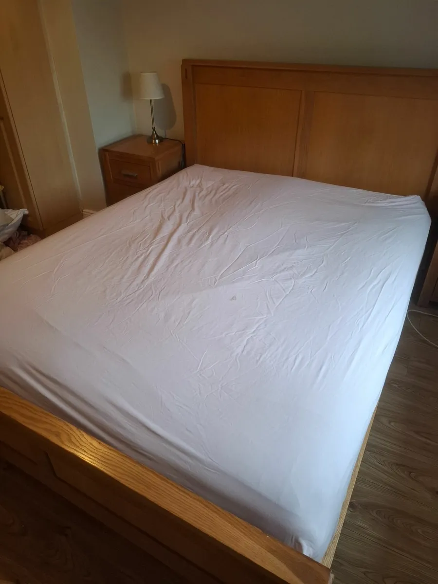 Kingsize bed and 2 lockers - Image 1