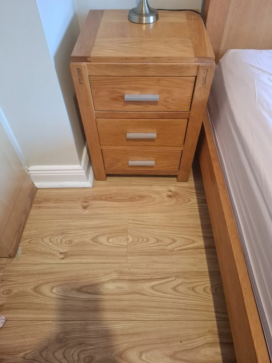 Kingsize bed and 2 lockers - Image 2
