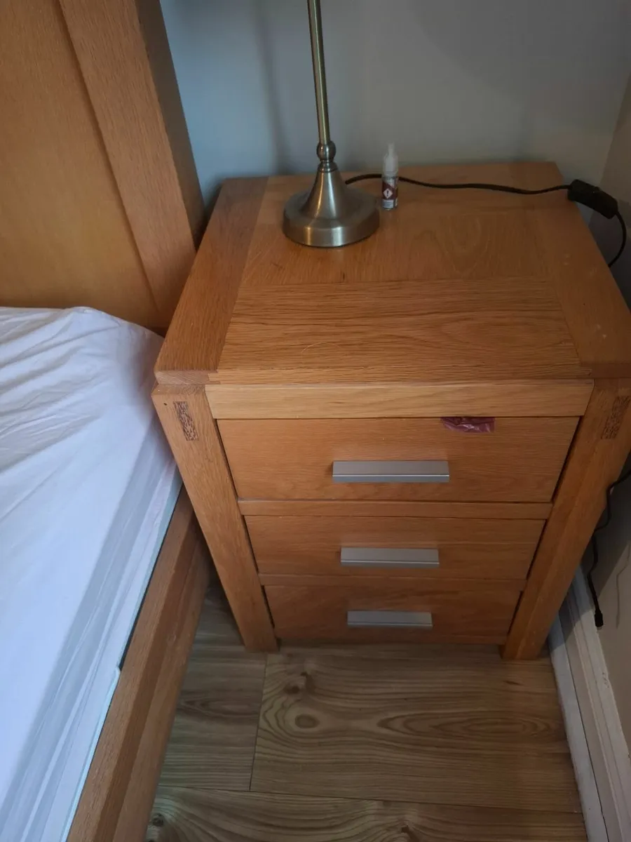Kingsize bed and 2 lockers - Image 3