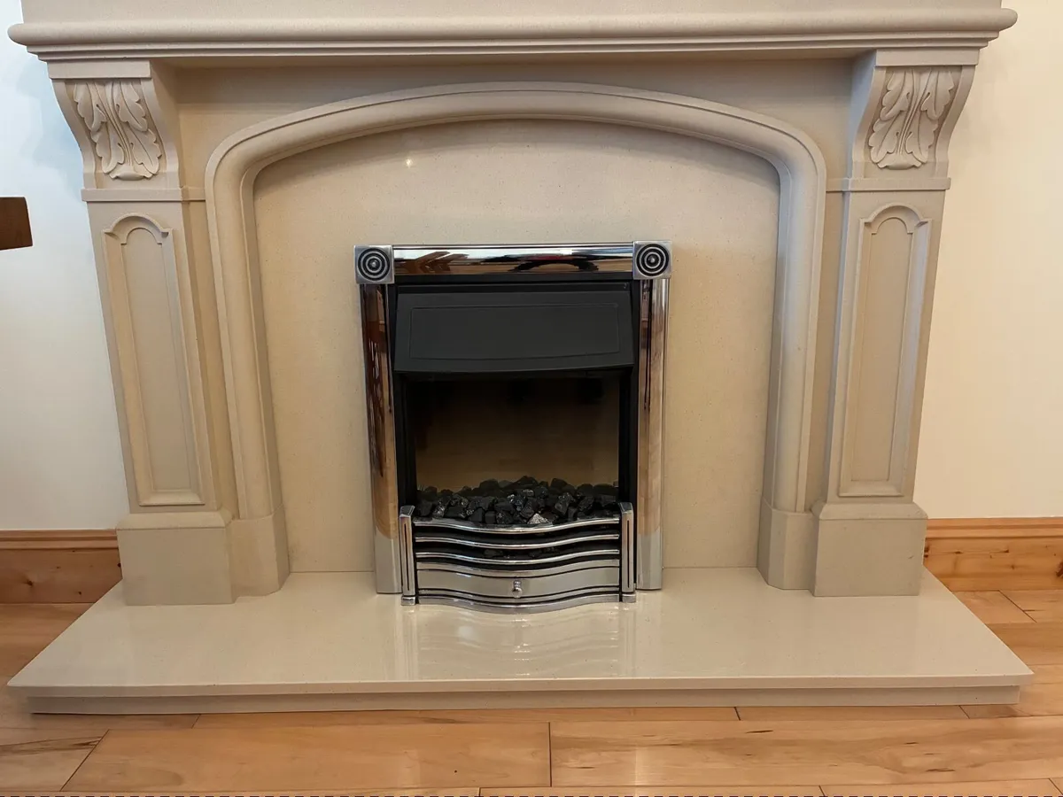 Complete fireplace and fire - Image 1