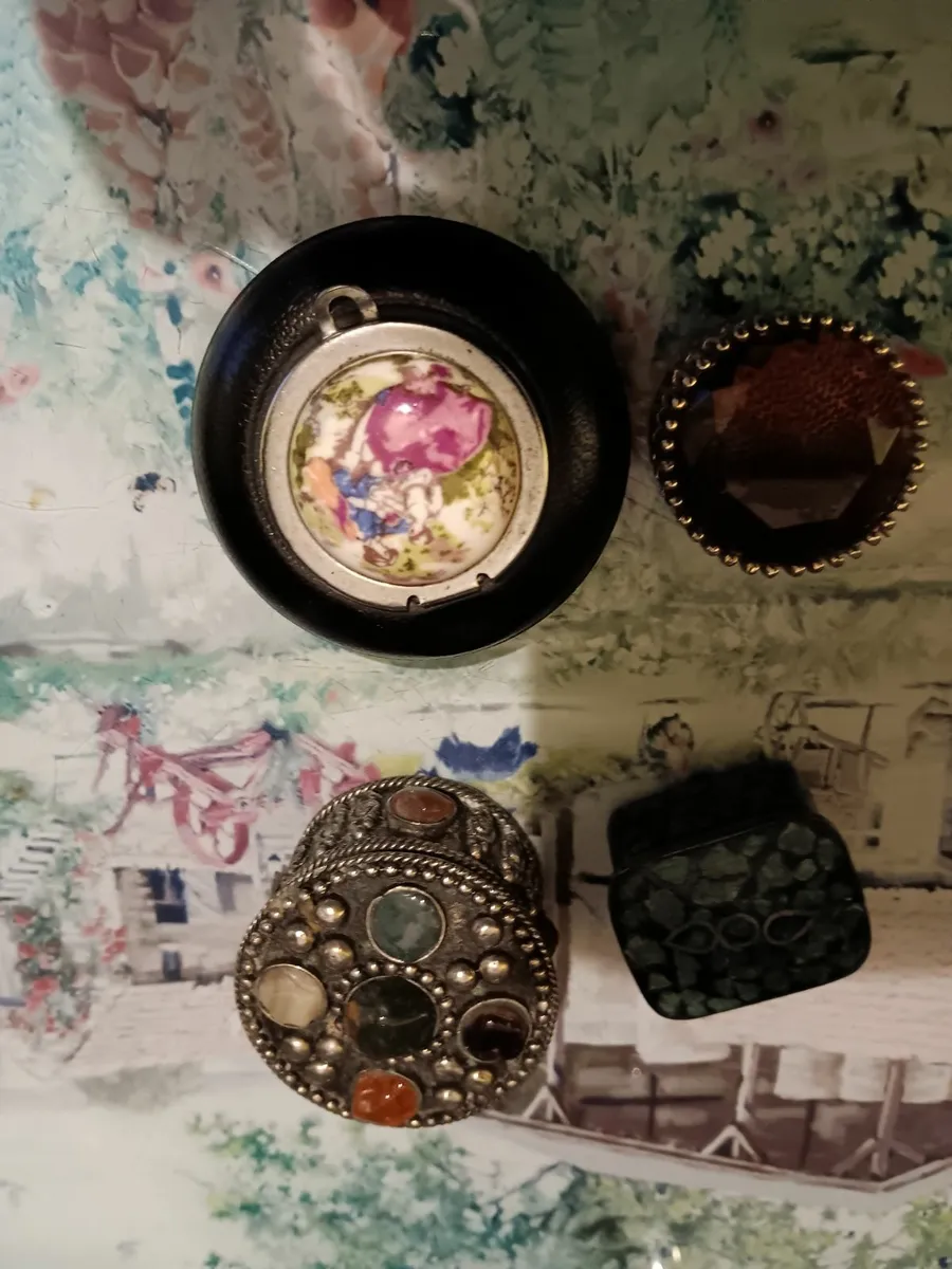 Vintage pill boxs - Image 3