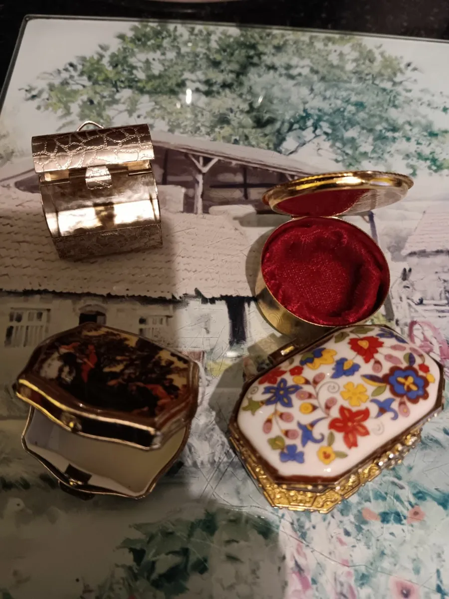 Vintage pill boxs - Image 4