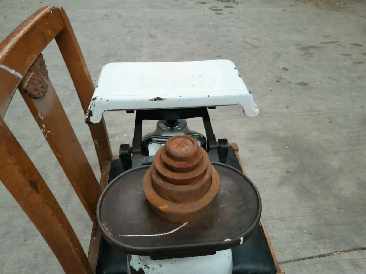 Vintage  weighing scales - Image 2