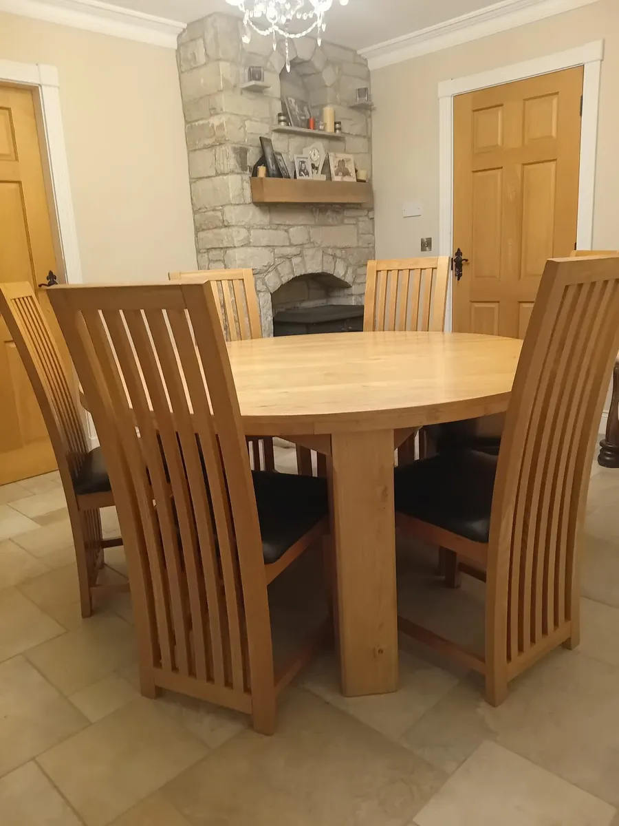 Dining table and 6 chairs - Image 1