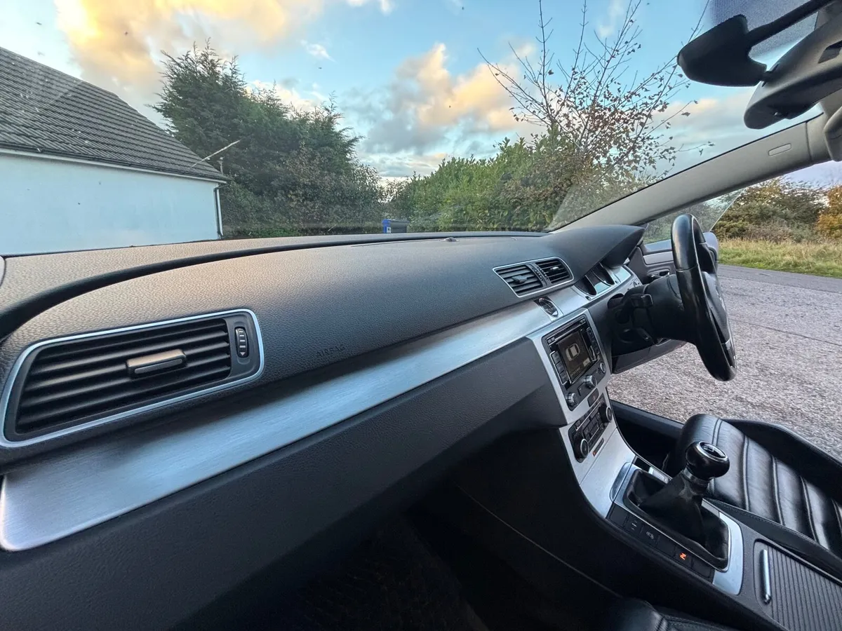Volkswagen Passat 2012 - Image 2