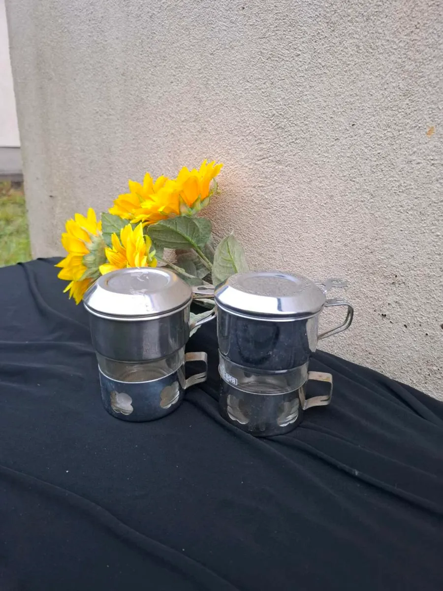 2 coffee cups with filters possible to post - Image 1