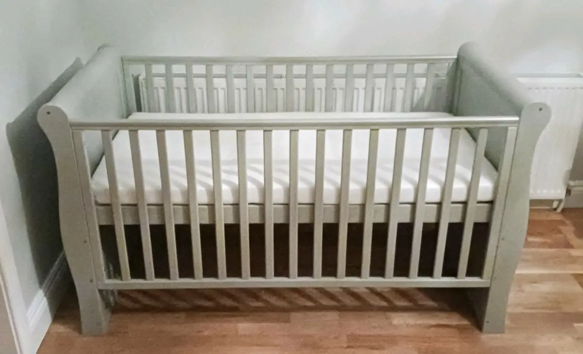 Sleigh cot bed - Image 1
