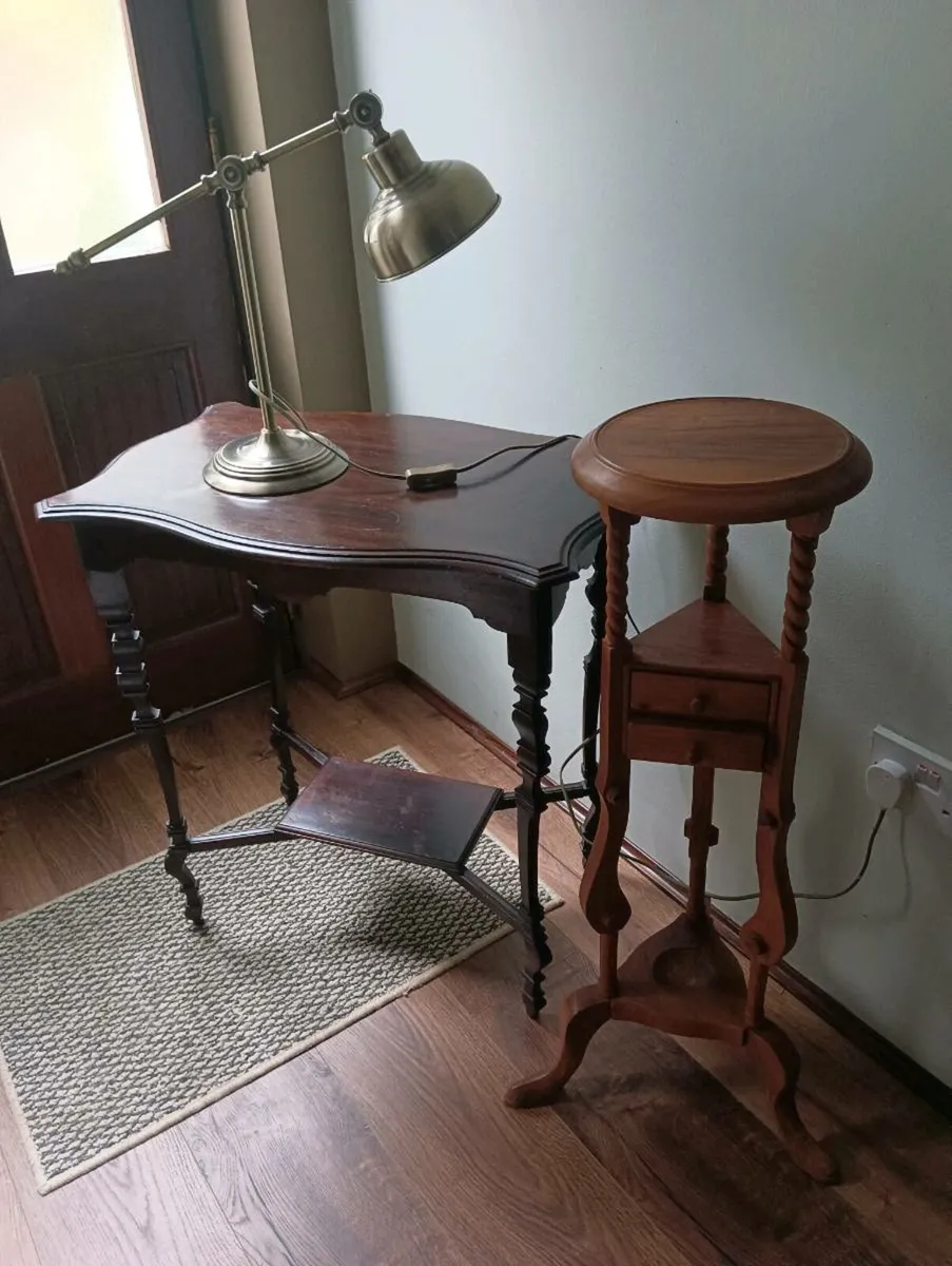 Lovely corner table new ,45Euro