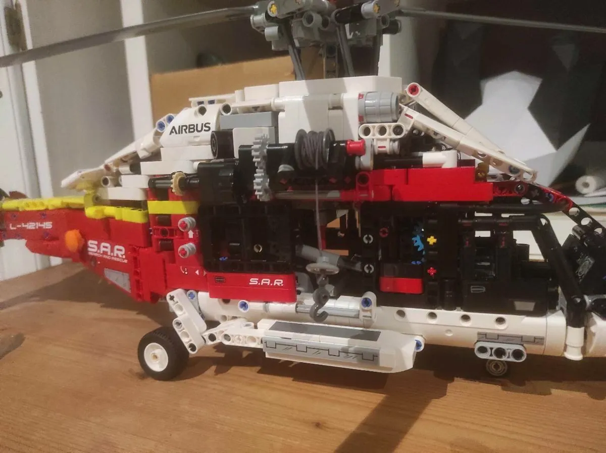 LEGO Technic Airbus H175 Rescue Helicopter 42145 - Image 4