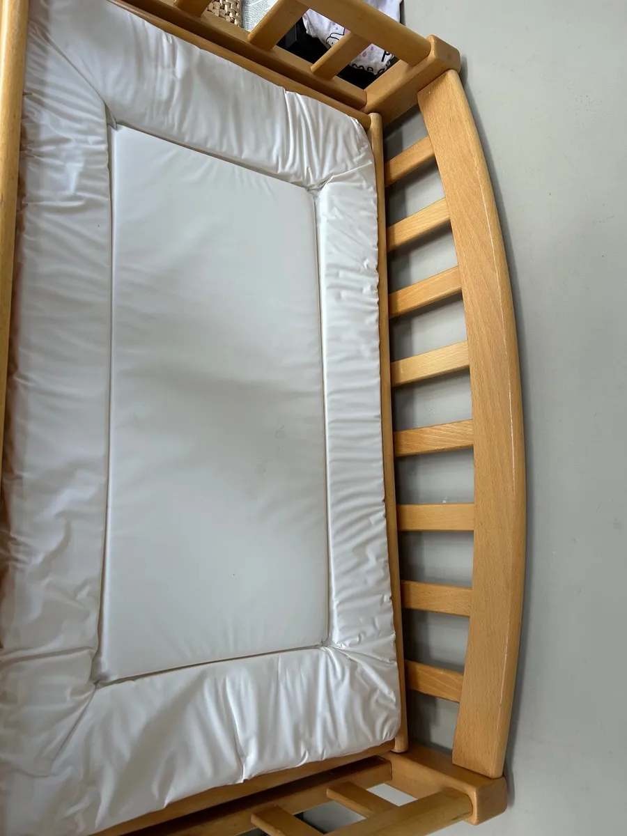 Baby changing station - Image 1