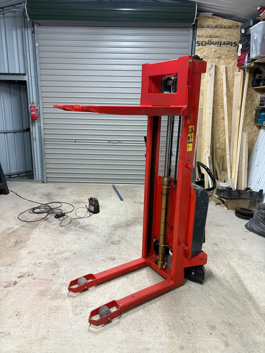 Pallet stacker - Image 1