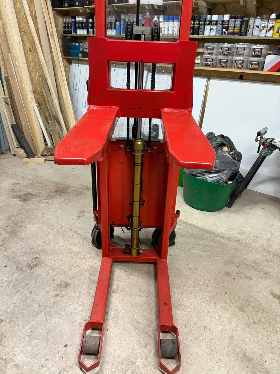Pallet stacker - Image 2