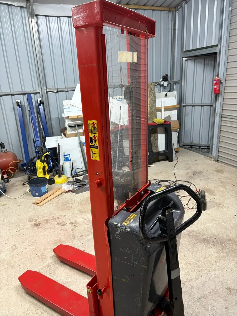 Pallet stacker - Image 4