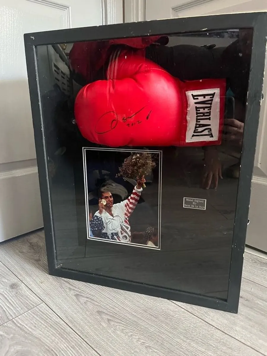 Oscar De La Hoya signed glove and picture. - Image 1