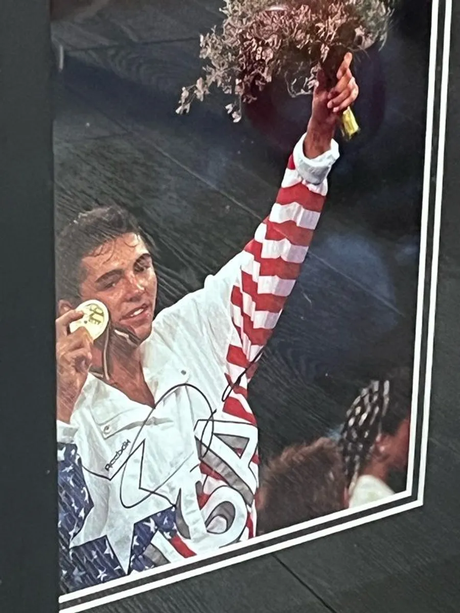 Oscar De La Hoya signed glove and picture. - Image 2