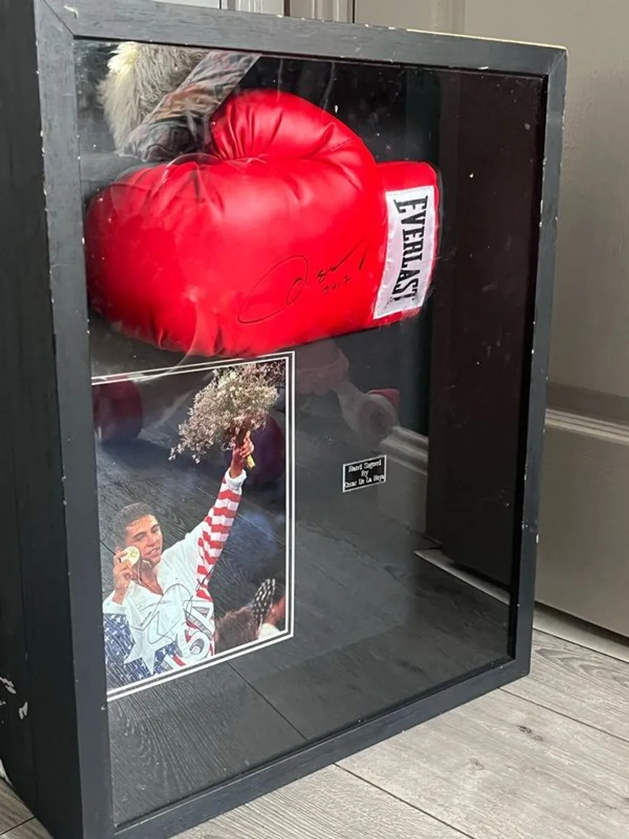 Oscar De La Hoya signed glove and picture. - Image 3