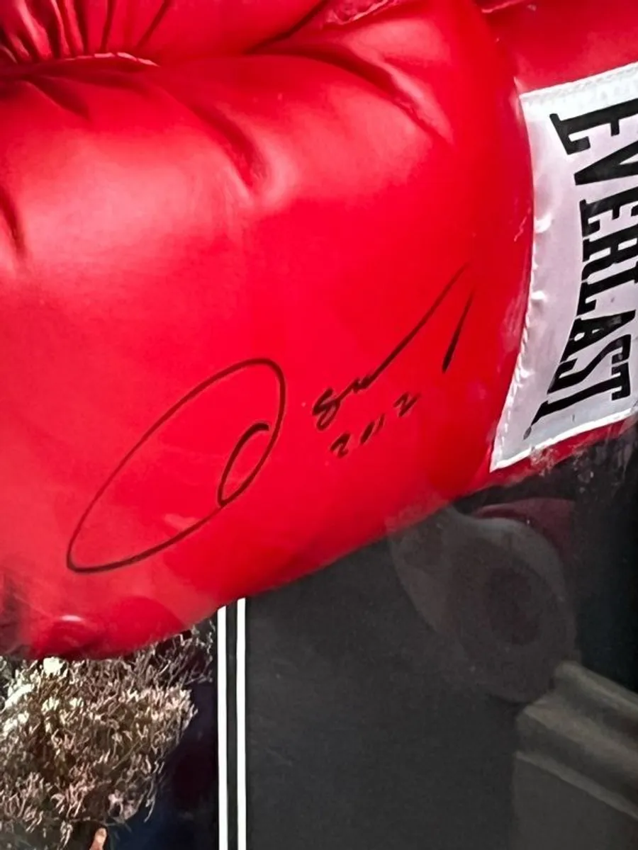 Oscar De La Hoya signed glove and picture. - Image 4