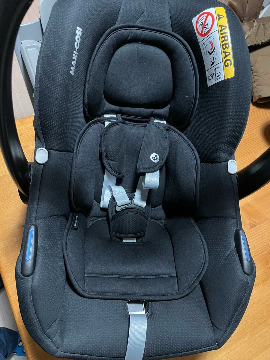 Maxi Cosi Newborn Carseat and Isofix Base - Image 1