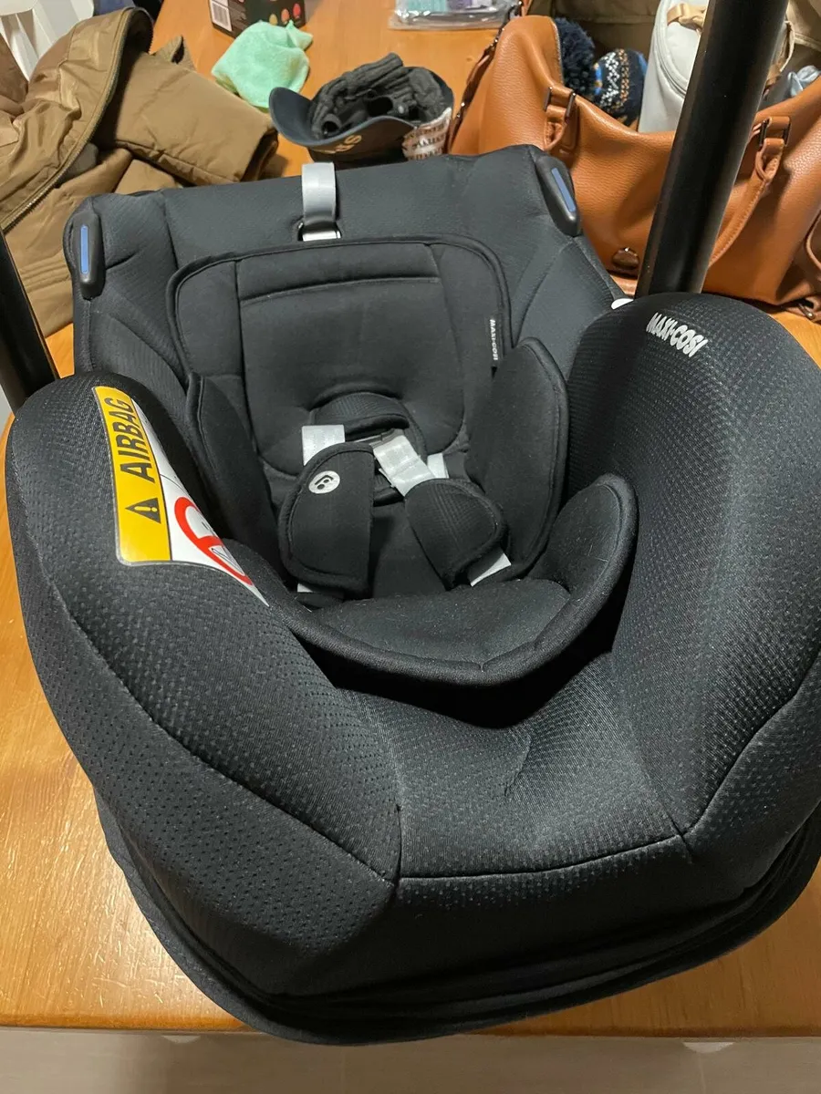 Maxi Cosi Newborn Carseat and Isofix Base - Image 2