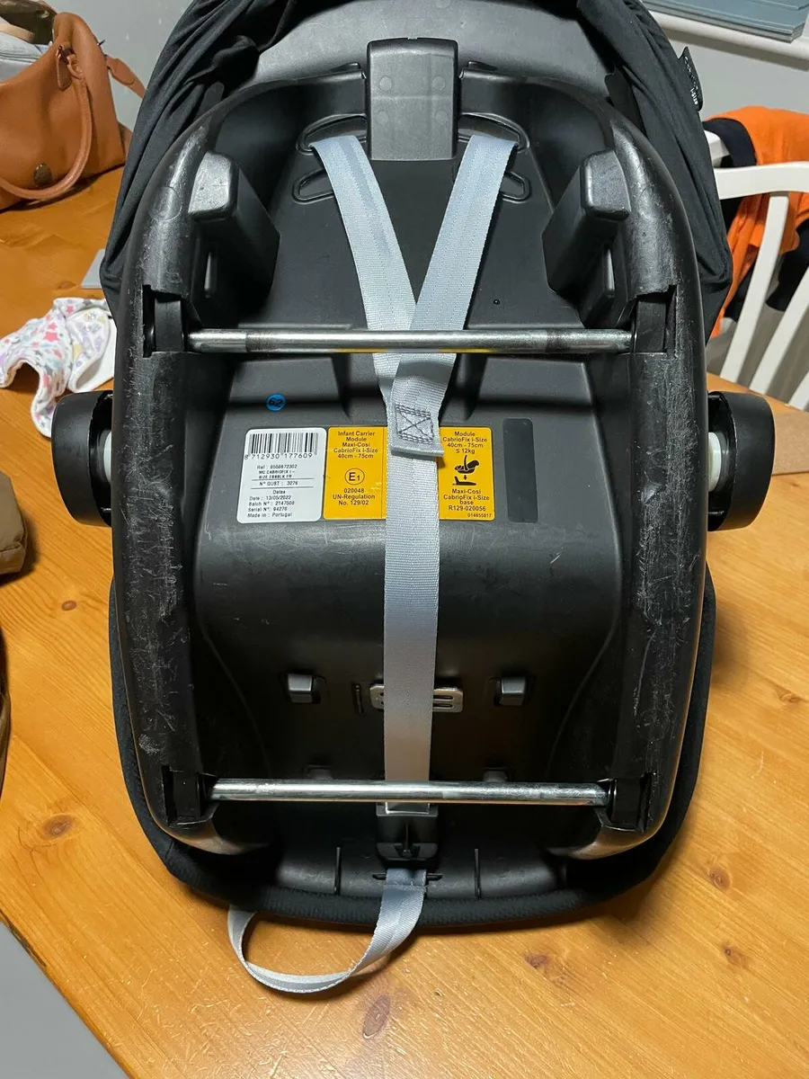 Maxi Cosi Newborn Carseat and Isofix Base - Image 3