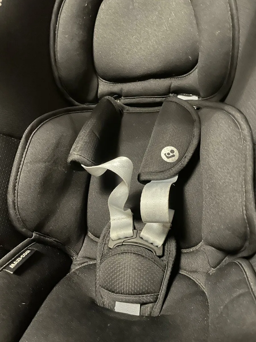 Maxi Cosi Newborn Carseat and Isofix Base - Image 4