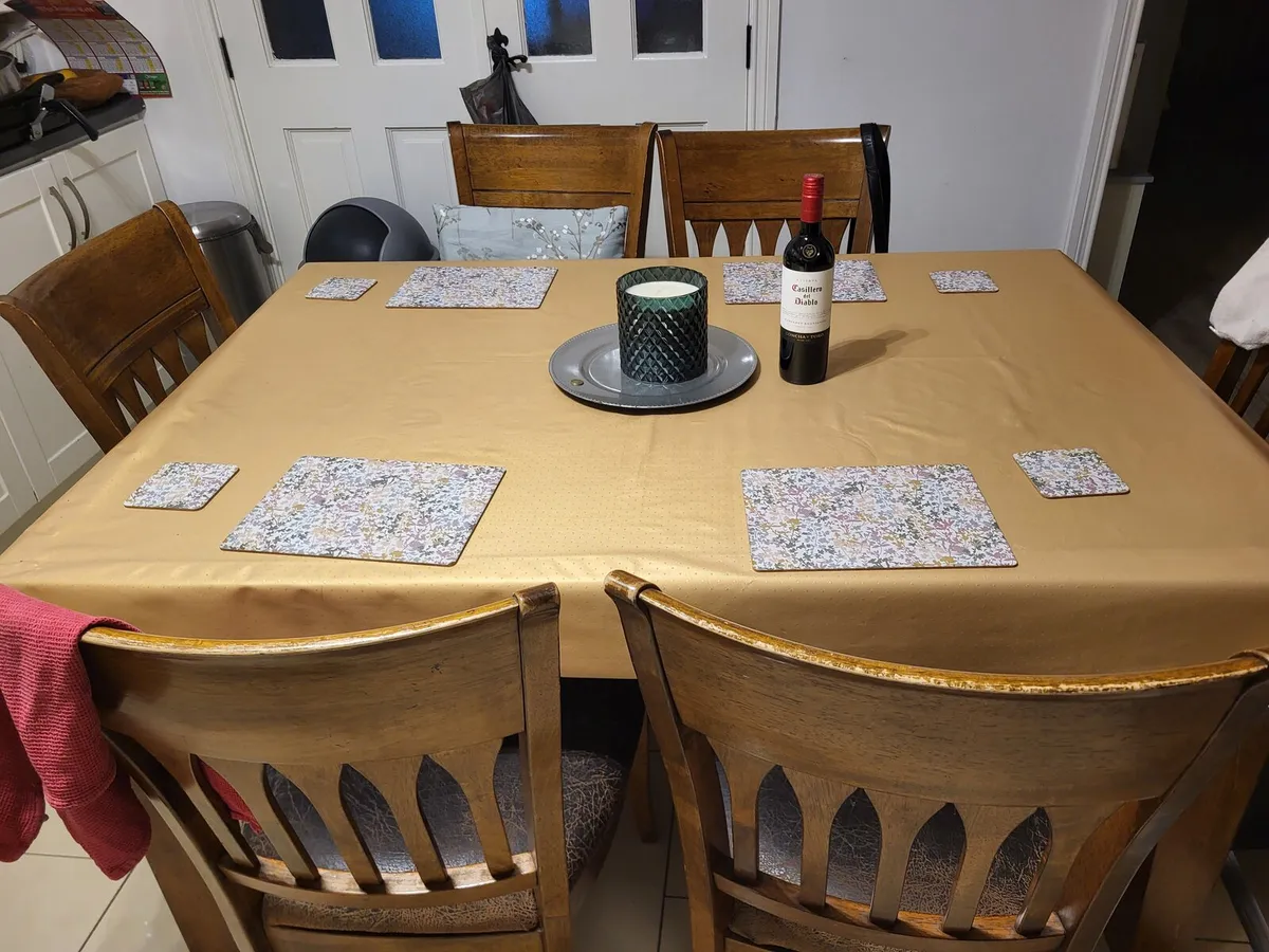 Extending Dining table with 6 chairs - Image 1
