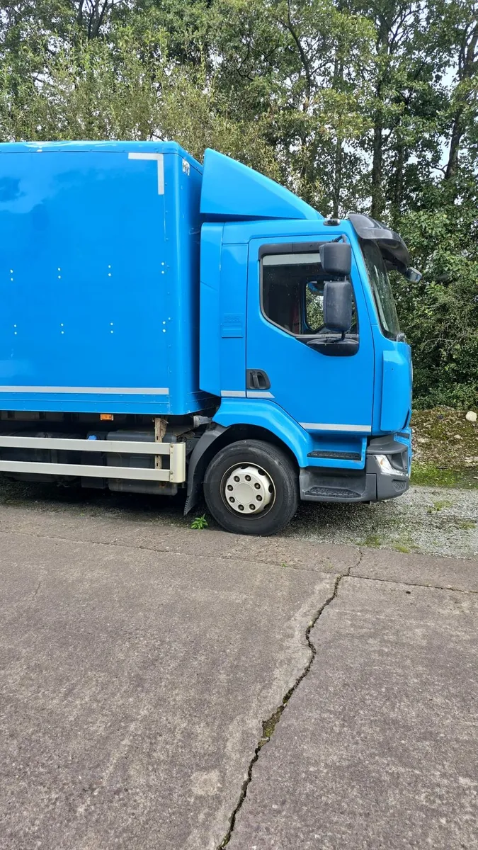 2019 Renault box body truck - Image 2