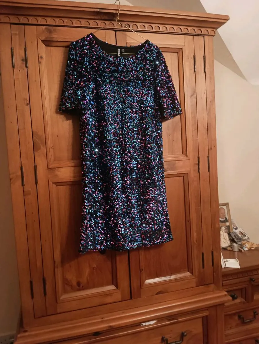 2 beautiful size small dresses lovely Christmas🥳 - Image 3