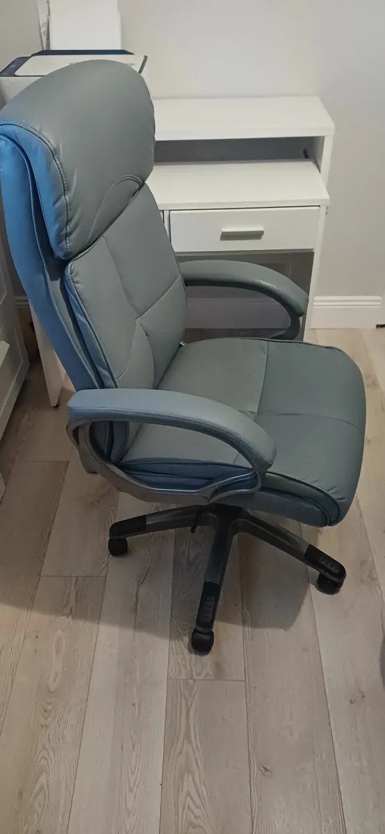 Office chair - Image 1