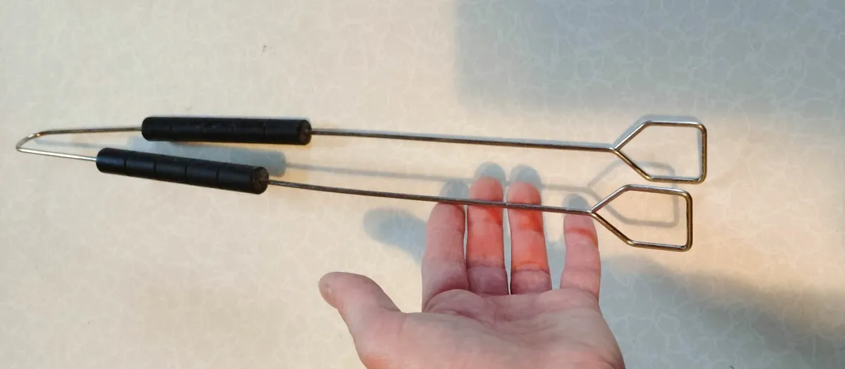 KITCHEN TONGS & 2 SKEWERS (BRAND NEW). - Image 1
